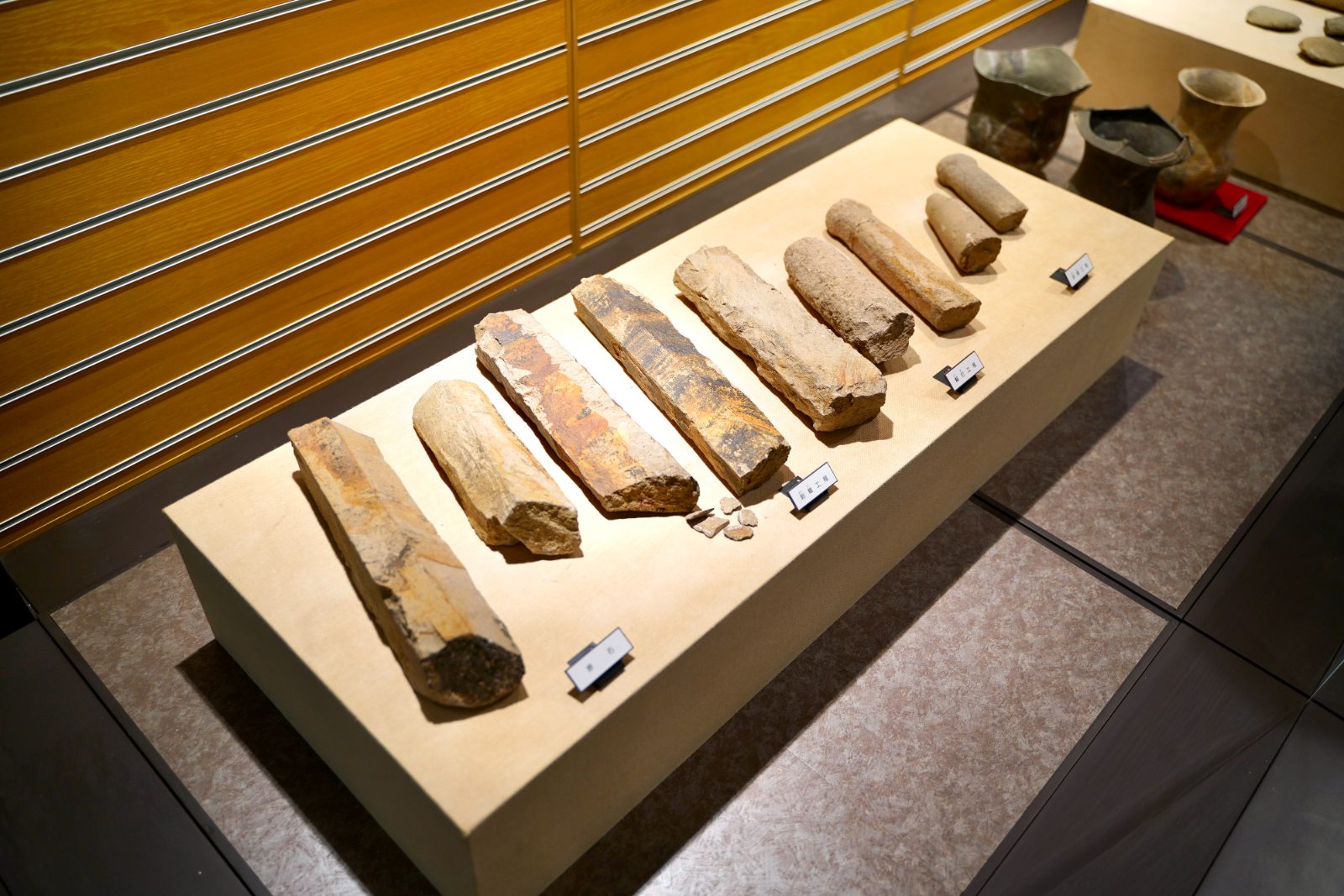 展示ケースに製作工程ごとに並べられた石棒